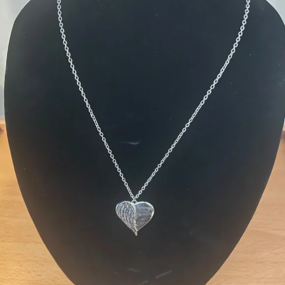 A piece of my heart has wings necklace - Picture 3 of 3